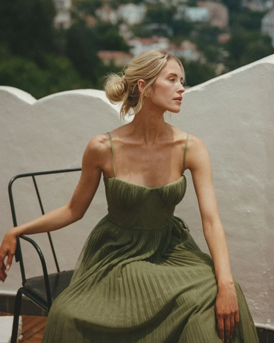 Dilay - Modern Elegance with Open Back