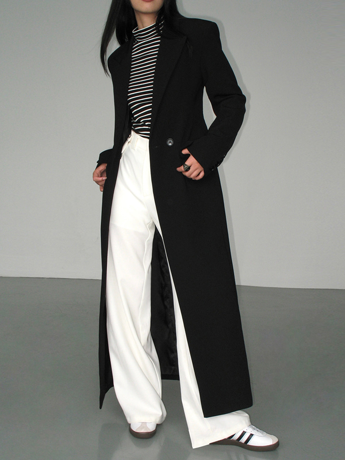 Elegant blazer with split sleeves