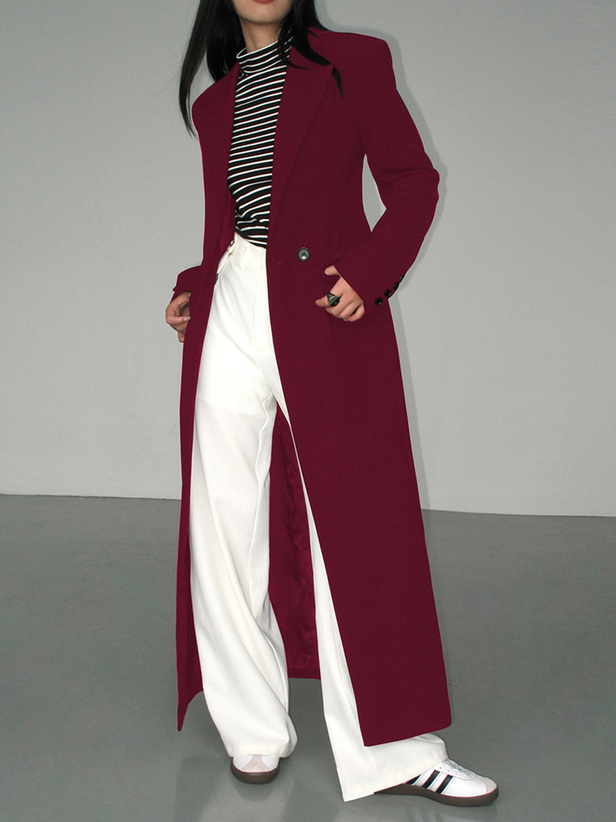 Elegant blazer with split sleeves