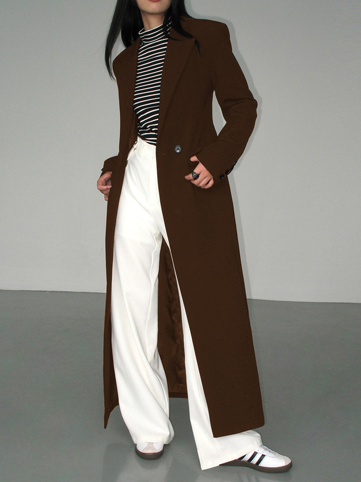 Elegant blazer with split sleeves