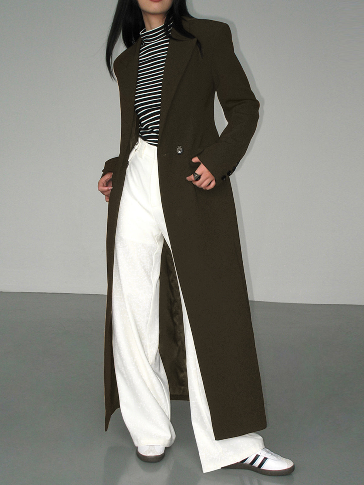 Elegant blazer with split sleeves