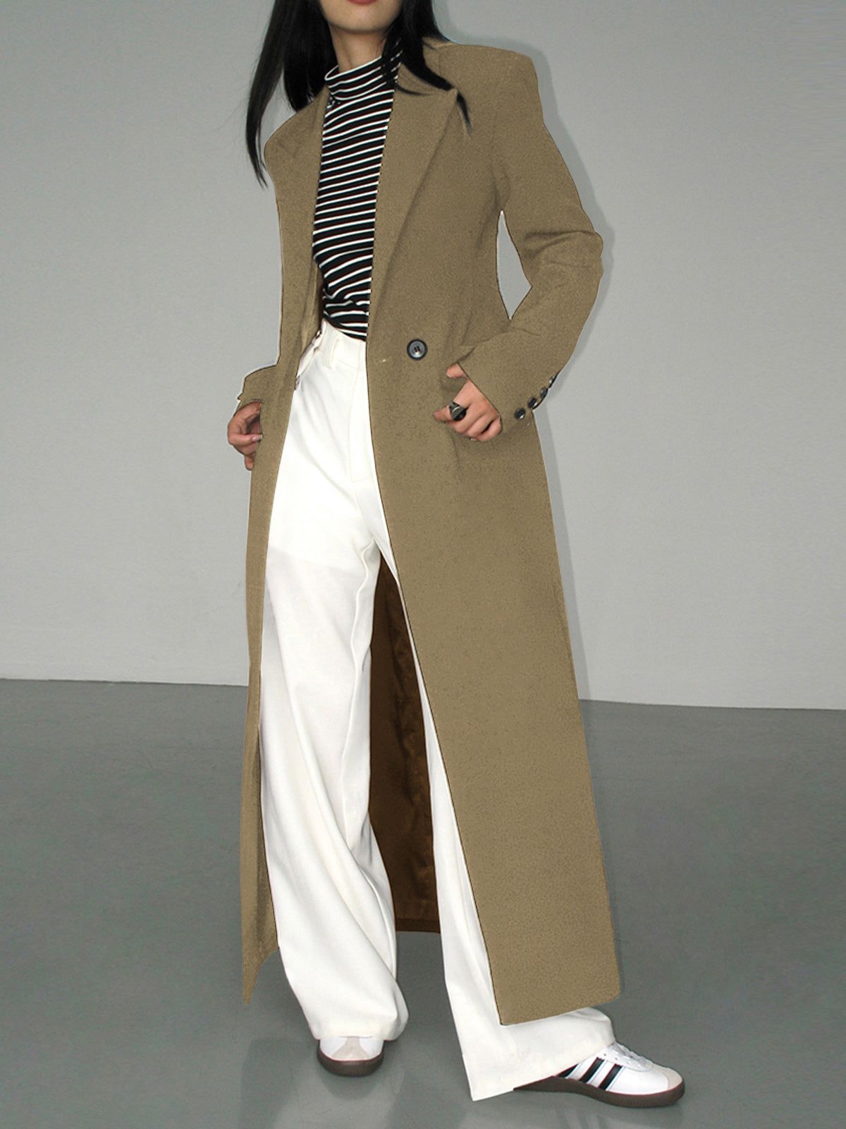 Elegant blazer with split sleeves